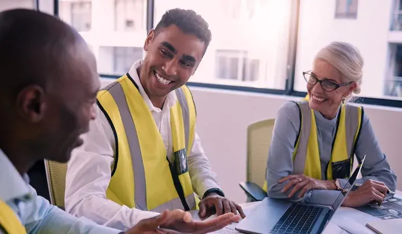 Equipe técnica acompanhando melhorias de segurança